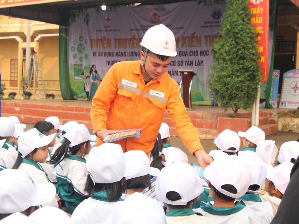 Công ty Điện lực Sơn La đẩy mạnh tuyên truyền sử dụng năng lượng tiết kiệm và hiệu quả trong trường học